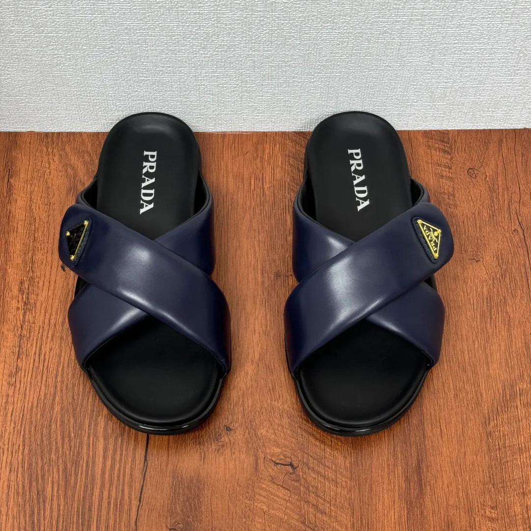 Batch 580 Prada/Prada's new men's leather cross slippers. Velcro closure can finely adjust the size. Calf leather light luxury slippers. Thick soft calf leather wraps the upper. Fat but soft rubber lazy style, soft and comfortable, excellent foot feel. Genuine leather bottom layer, cross style, with a Velcro closure buckle, easy to adjust the appropriate size, and a perfect fit for the wearing experience. The enamel gold triangle logo highlights the brand's classic features. Lightweight rubber thin sole, high foot comfort! Complete package! Size: 39-40-41-42-43-44-45 Leather shoe size Item number: 2X7132 Blue